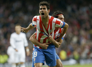 Diego Costa celebra con la grada el gol del empate en la final de Copa 2013